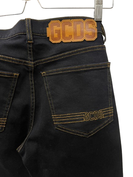 GCDS Jeans Neri Slim con Logo Patch e Cuciture a Contrasto