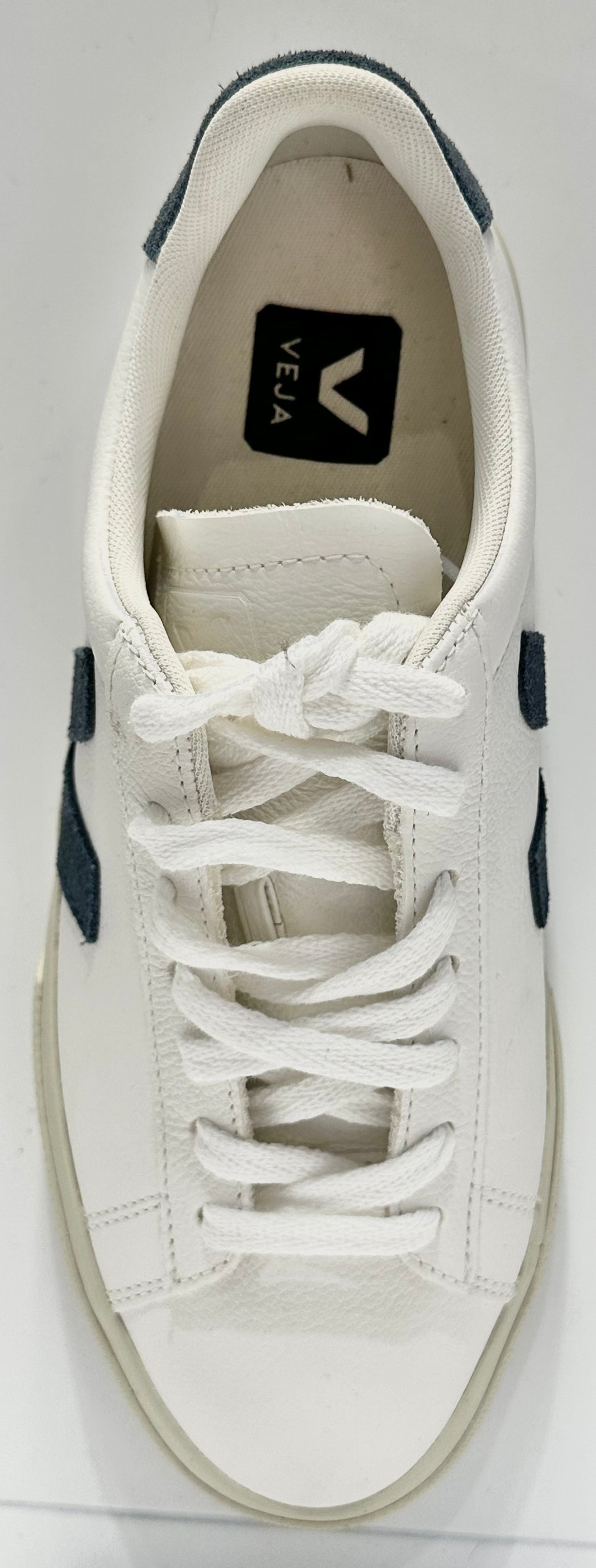 Veja campo chromefree extra white California