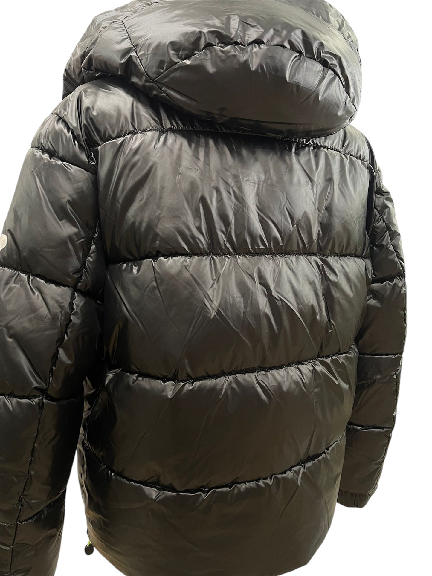 Disclaimer Piumino nero con dettagli fluo