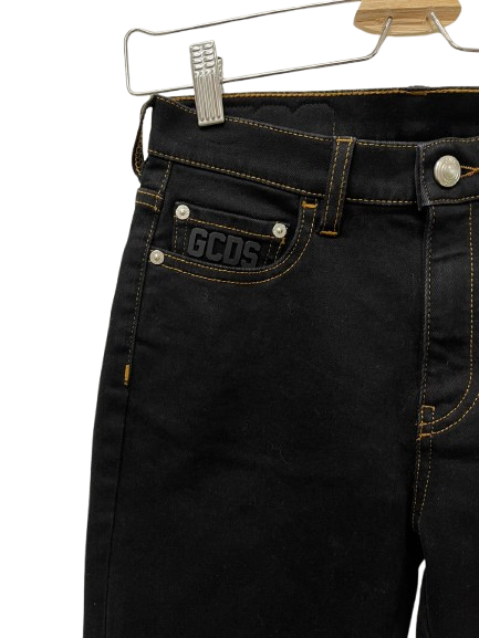 GCDS Jeans Neri Slim con Logo Patch e Cuciture a Contrasto