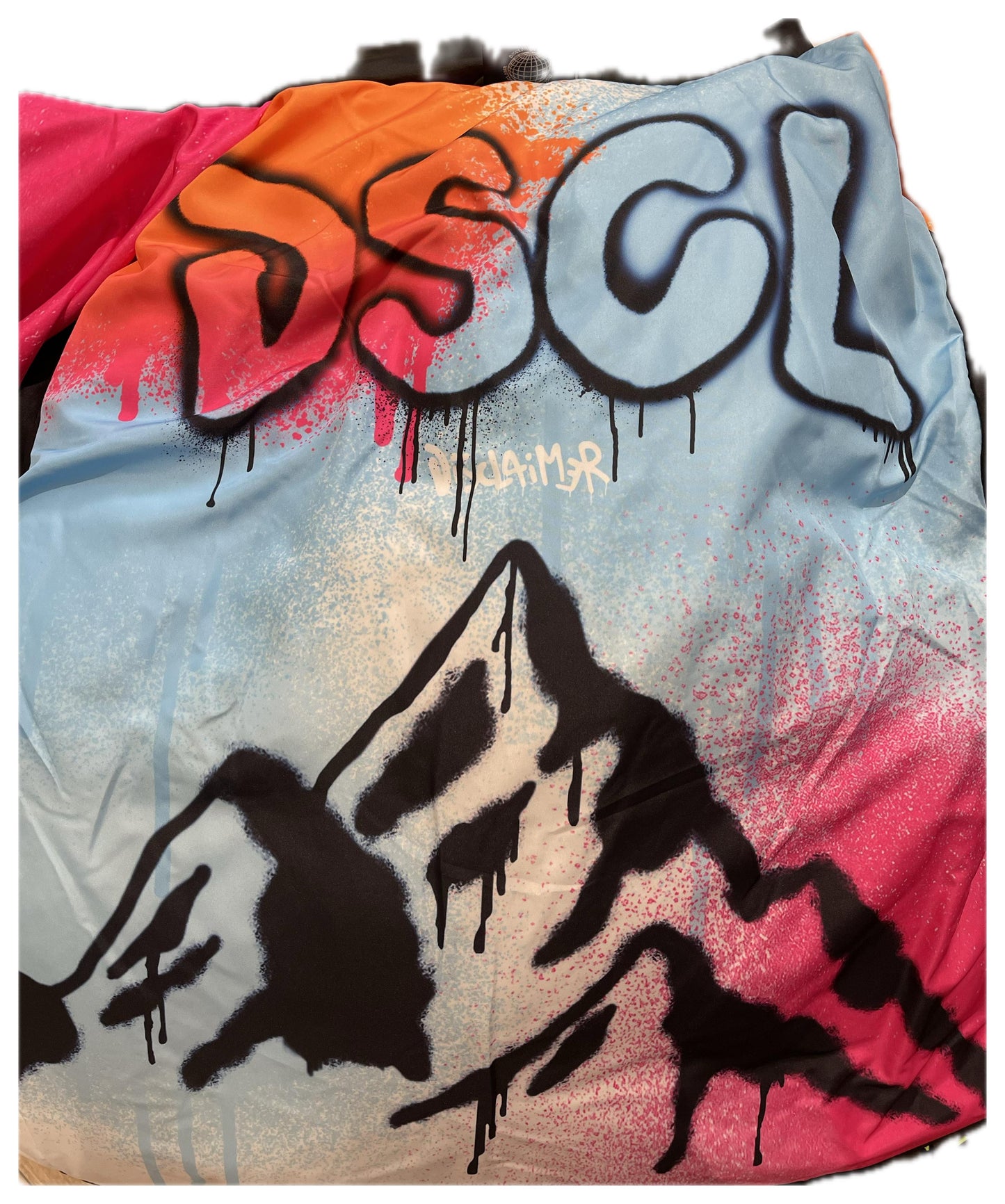 Disclaimer Piumino nero con stampa montagna