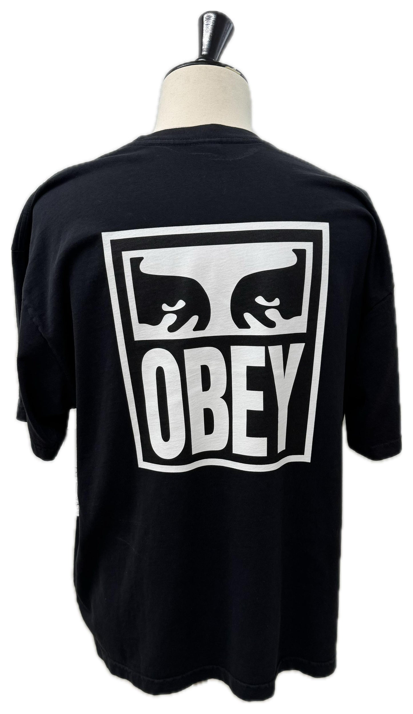 OBEY T-shirt con logo, essenziale e d’impatto