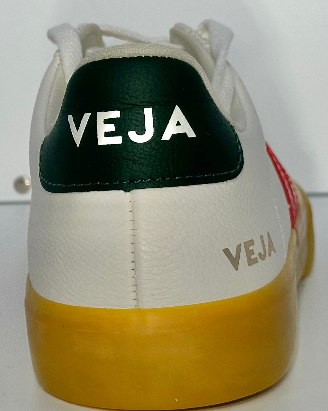 Veja Campo chromefree extra white pekin poker