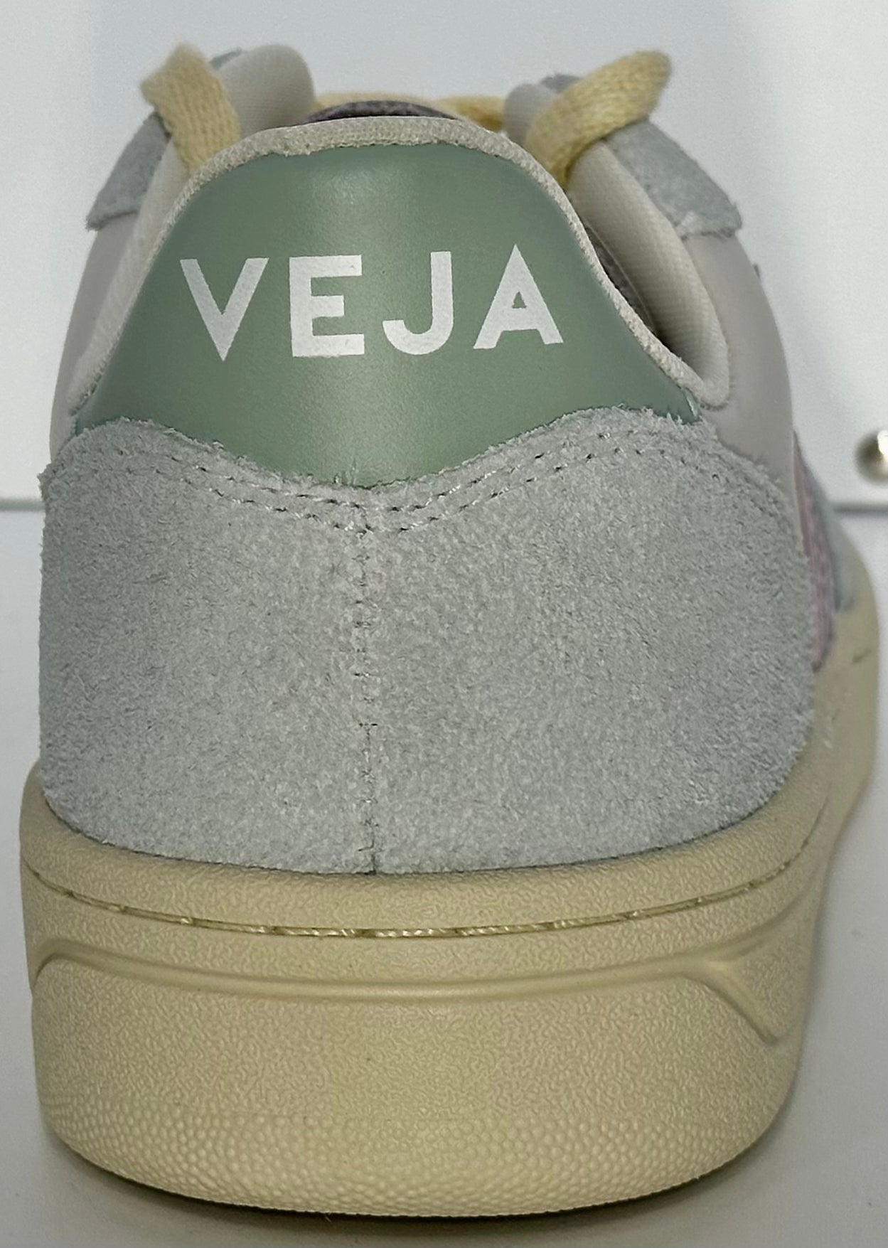 Veja v10 gravel parme menthol