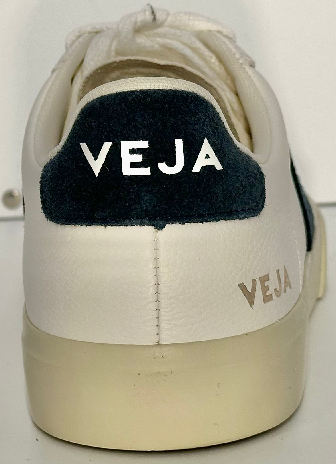 Veja campo chromefree extra white California