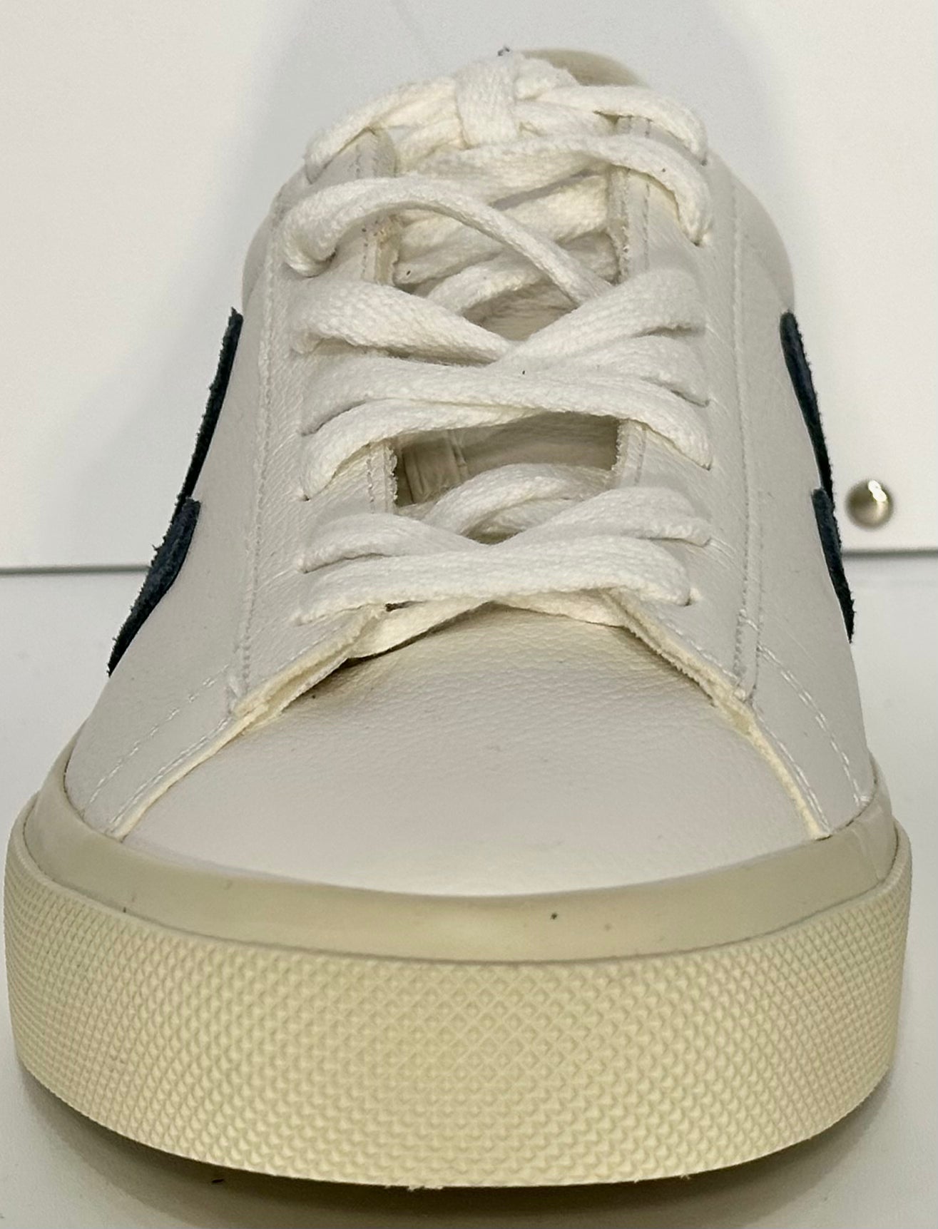 Veja campo chromefree extra white California
