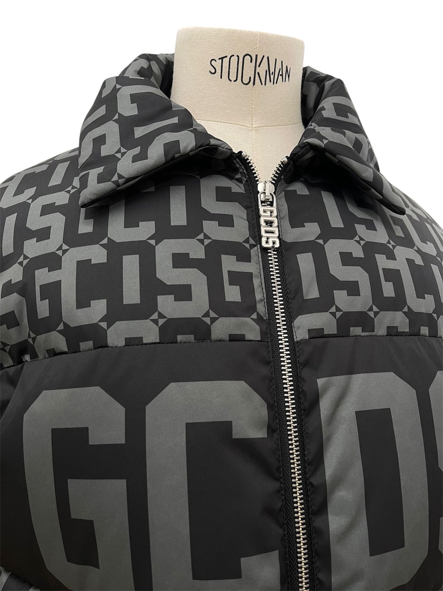 GCDS Piumino nero con logo All Over