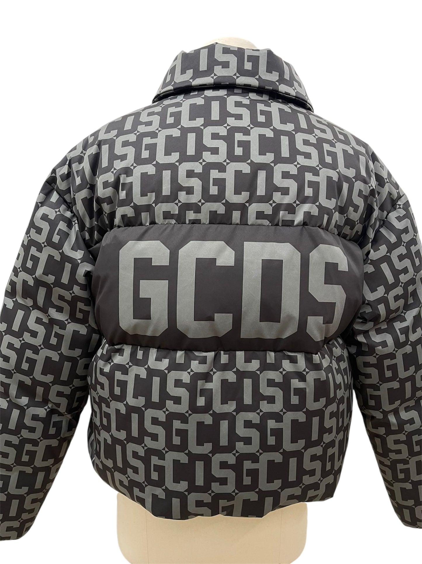 GCDS Piumino nero con logo All Over
