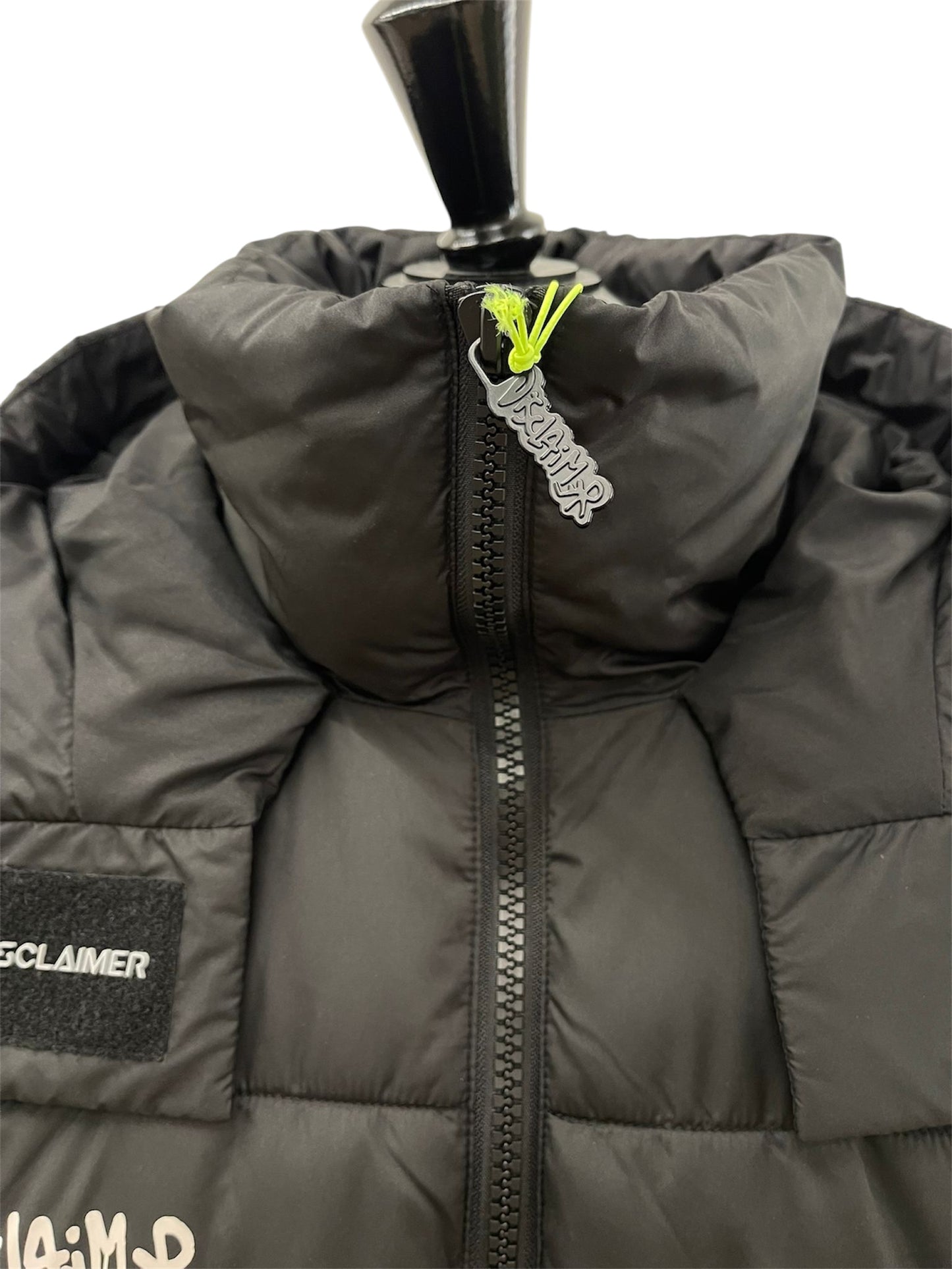 Disclaimer Piumino nero con dettagli logo graffiti