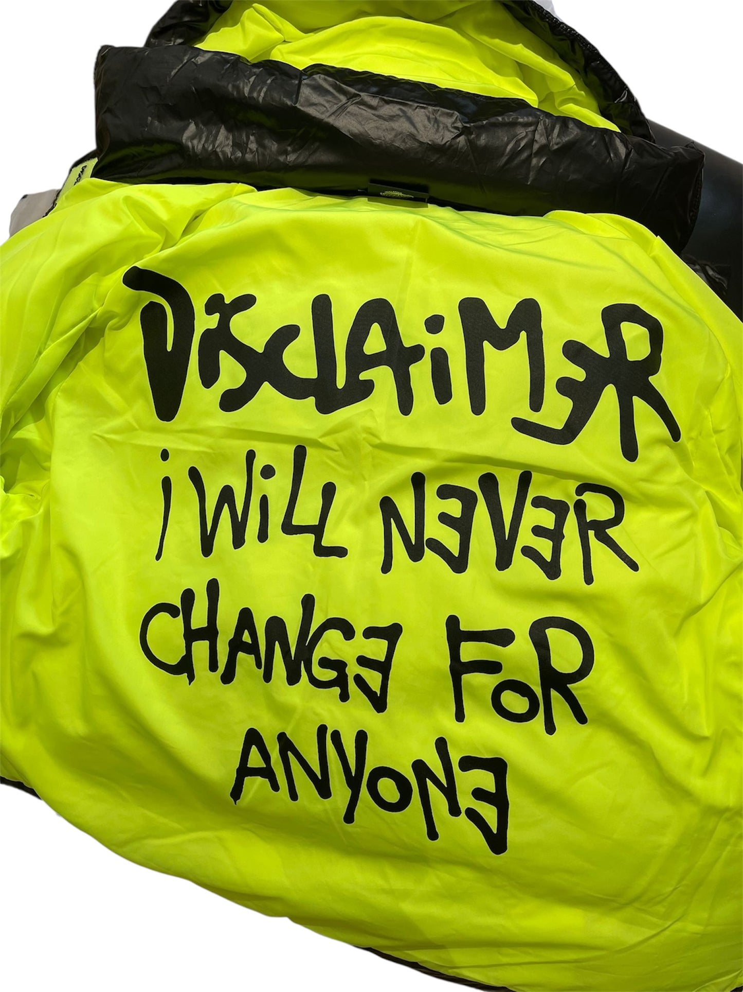 Disclaimer Piumino nero con dettagli fluo