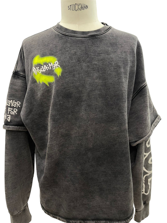 Disclaimer Felpa nera effetto washed con Dettagli graffiti