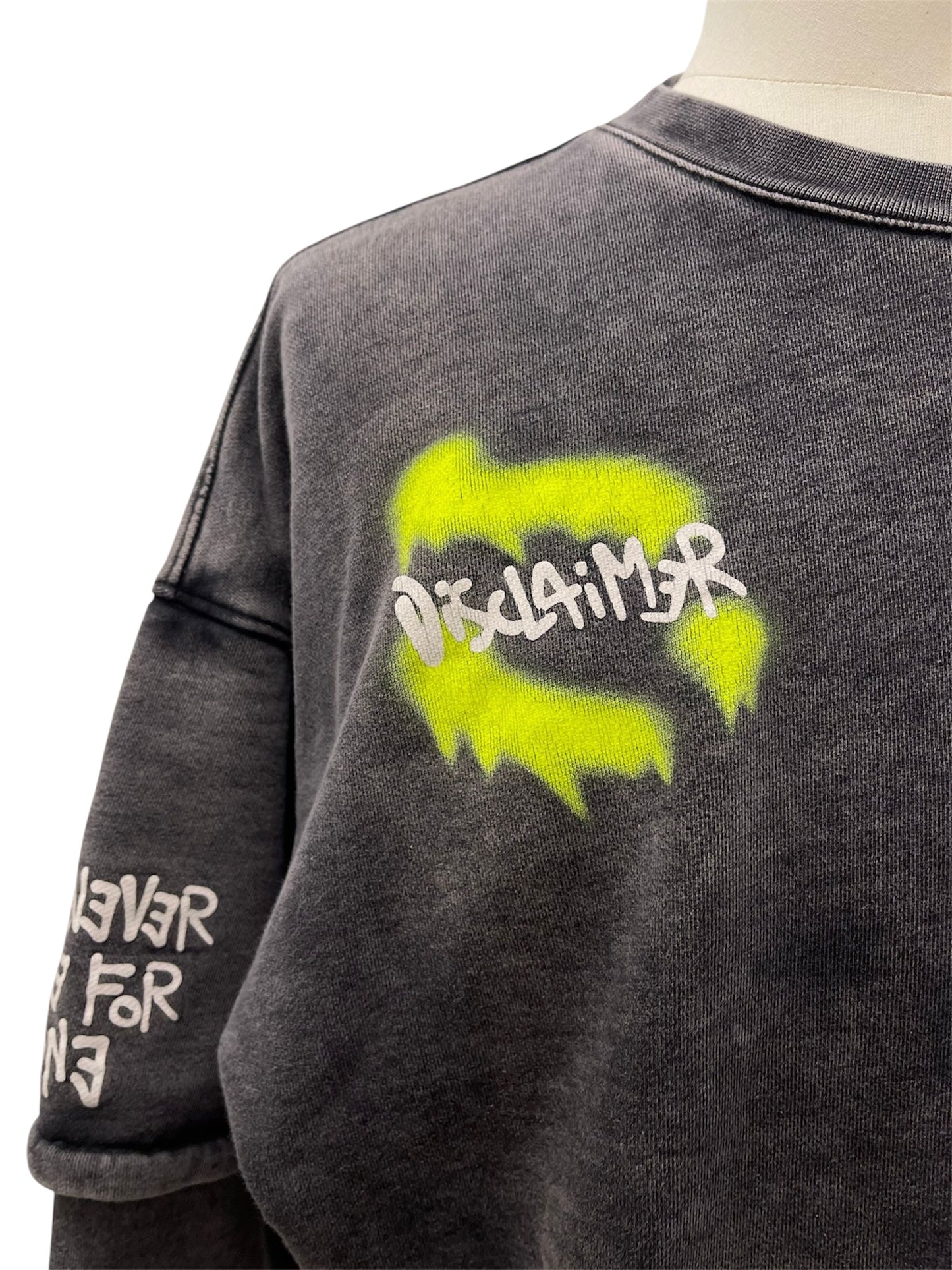 Disclaimer Felpa nera effetto washed con Dettagli graffiti