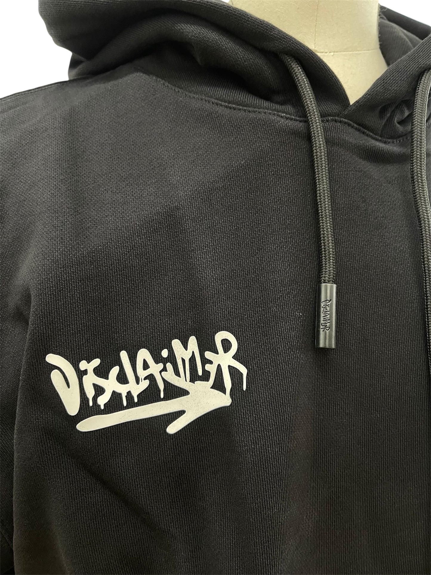 Disclaimer felpa nera con scritta graffiti giallo fluo